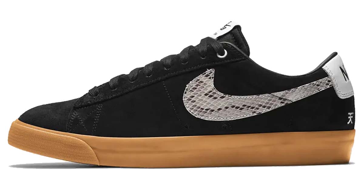 WACKO MARIA x NIKE SB ZOOM BLAZER LOW GT QS PARADISE TOKYO BLACK / LT BONE-WHITE-GM MD BRWN DA7257-001 ワコマリア × ナイキ SB ZOOM ブレザー ロー GT QS パラダイストウキョウ ブラック/ホワイトスネーク/ガム